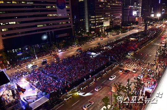 알제리전 거리응원이 펼쳐지고 있는 서울 광화문광장. 사진=엑스포츠 제공