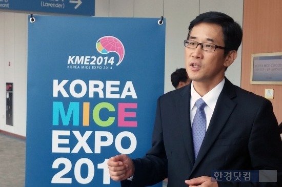 서봉식 한국관광공사 인센티브전시팀장은 지난 19일 Korea MICE Expo가 열린 경기도 고양 킨텍스 전시장에서 한국경제와 실시한 인터뷰에서 국내 마이스 산업이 융복합을 통한 글로벌 경쟁력 강화에 적극 나서야 한다고 강조했다. / 이선우 기자 seonwoo_lee@hankyung.com 