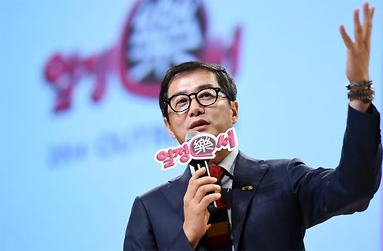 24일 부산 벡스코에서 열린 ‘열정樂서 : 2014 아웃리치’에서 장진 감독이 진행자 정성호와 함께 참가 학생들이 작성한 영화제목과 이야기를 소개하고 있다.