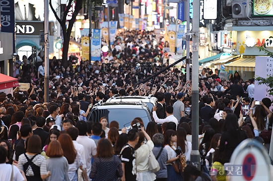 [포토] 엑소 뜬 명동, 말 그대로 '마비'