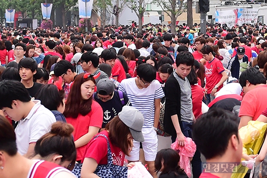 [포토] 광화문광장 거리응원 '약속하지 않아도 내 자리청소는 직접'