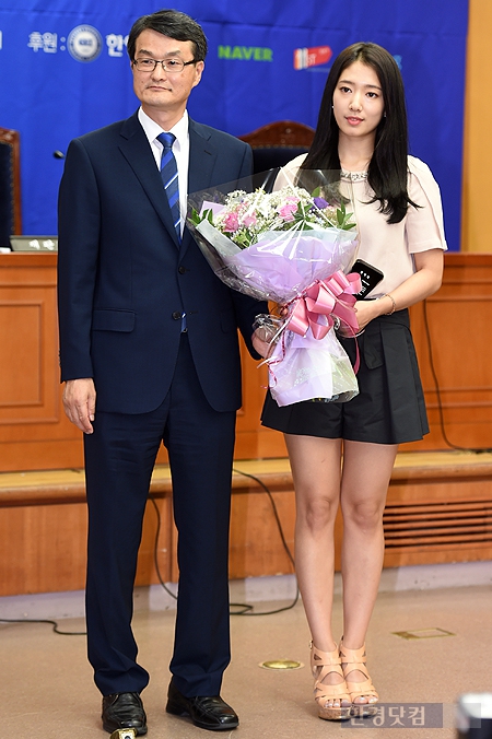 [포토] 박신혜, '감사패 받았어요~'