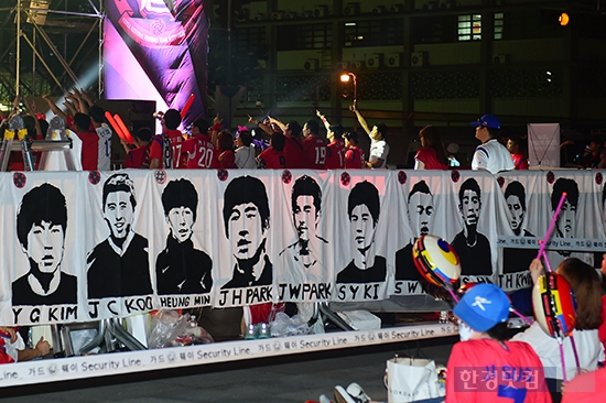 [포토]'대표팀 승리 기원' 광화문 광장에 걸린 선수들의 얼굴