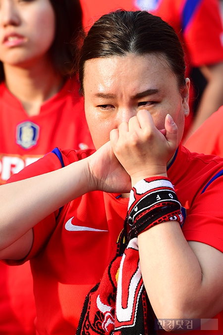 [포토] 벨기에 선제골에 눈물 흘리는 축구팬