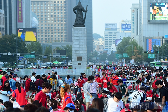 [포토] 광화문광장 빠져 나가는 축구팬들