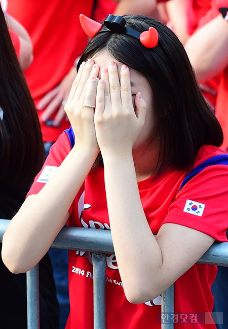 [포토] 눈물을 감출 수 없는 축구팬