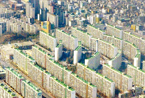 아파트 경매에 대한 실수요자의 관심이 높아지고 있다. 사진은 서울의 한 아파트 단지.  한경DB 