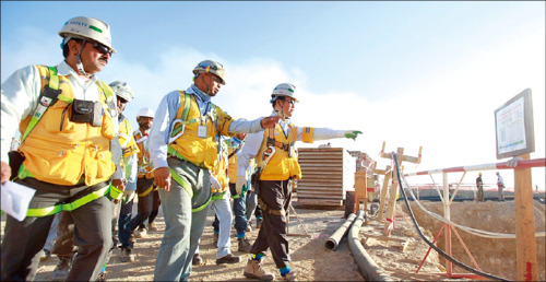 두산중공업이 사우디아라비아에서 건설 중인 라빅2 건설 현장에서 직원들이 안전관리에 대한 이야기를 나누고 있다. /두산 제공 