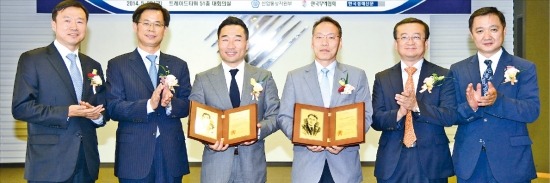 제69회 ‘한국을 빛낸 이달의 무역인’ 시상식이 지난달 30일 서울 삼성동 트레이드타워에서 열렸다. 오른쪽부터 최대통 한빛회 총무. 원동진 산업통상자원부 무역정책관, 김용범 토비스 사장, 강승모 한국석유공업 대표, 김무한 한국무역협회 전무이사, 정구학 한국경제신문 부국장.     /한국무역협회 제공