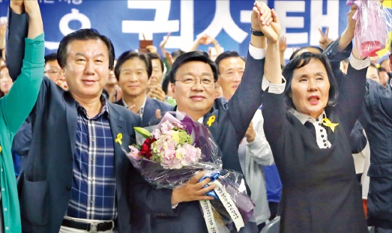권선택 대전시장 후보가 4일 밤 11시30분께 선거사무소에서 꽃다발을 들고 승리를 다짐하고 있다. 연합뉴스