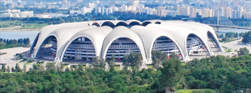 베니스비엔날레 국제건축전 한국관에 전시될 평양의 5·1경기장 사진. 1989년 5월1일 준공했다.  
/필립 모이저 제공
 