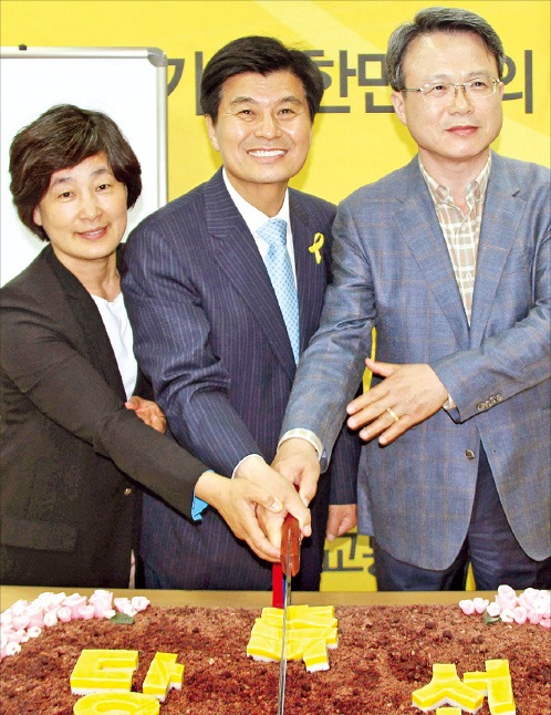 이춘희 새정치민주연합 세종시장 당선자(가운데)가 5일 선거사무소에서 당선 축하 떡을 자르고 있다.  연합뉴스 