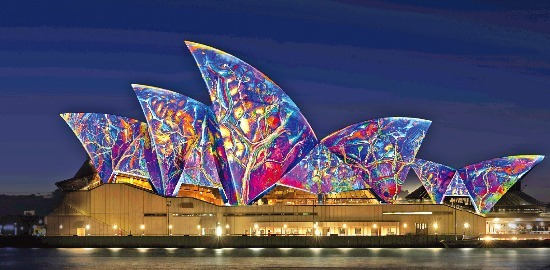 오페라하우스의 벽과 지붕을 레이저빔과 조명으로 비추는 비비드 시드니 축제.  호주관광청 제공