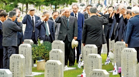 < 전우 묘역 찾은 노병들 > 현충일을 하루 앞둔 5일 서울 동작동 국립현충원을 찾은 육군사관학교 21기(1961년 입교) 동기생들이 전우의 묘역을 찾아 경례하고 있다./허문찬 기자 sweat@hankyung.com