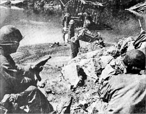 국군은 1950년 8~9월 북한군에 맞서 낙동강 전선에서 치열한 전투를 벌였다. 당시 전투 장면.
