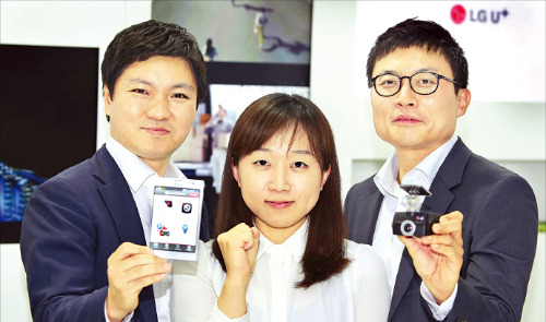 이훈 LG유플러스 커넥티드카사업팀 차장(오른쪽)과 직원들이 ‘U+LTE 차량영상서비스’를 소개하고 있다.  
/LG유플러스 제공 
