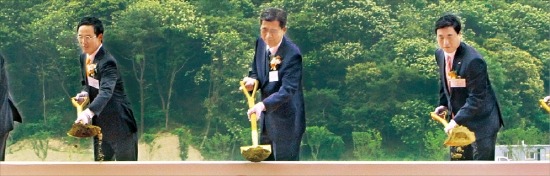 한국타이어는 10일 대덕연구단지에서 신축 중앙연구소인 ‘한국타이어 테크노돔’ 기공식을 열었다. 오른쪽부터 조현식 한국타이어월드와이
드 사장, 서승화 한국타이어 부회장, 조현범 한국타이어 사장. 한국타이어 제공