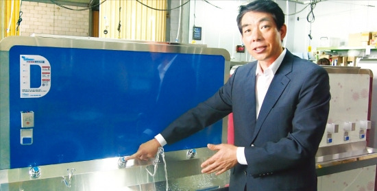 박길재 다빈워텍 사장이 분수형 대용량 정수기의 자동 개폐장치에 대해 설명하고 있다. 추가영 기자