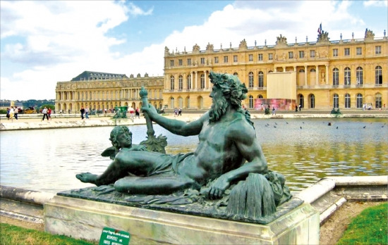루이14세의 명으로 17세기에 지어진 프랑스 베르사유궁전과 그 정원은 건축과 미술의 유기적인 통합이라는 서구의 전통을 잘 보여준다. 정석범 기자