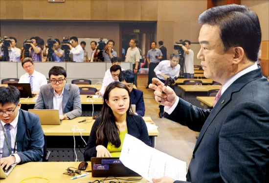 < 내각 인선 발표 > 민경욱 청와대 대변인이 13일 청와대 춘추관에서 최경환 경제부총리 후보자 등 내각 인선을 발표한 후 기자들의 질문에 답하고 있다. 강은구 기자 egkang@hankyung.com