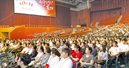 롯데그룹 공채 78기 신입사원 환영식 ‘뉴커머스데이’가 최근 서울 올림픽공원 올림픽홀에서 열렸다. 2011년부터 열린 이 행사는 신입사원들의 부모를 초청, 매년 상·하반기 2회 열리고 있다.