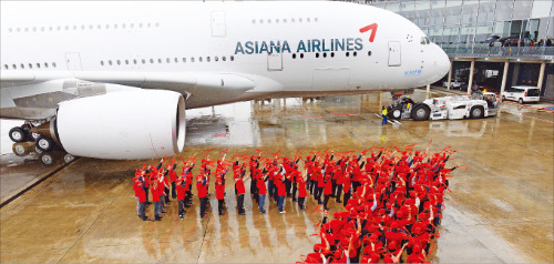 지난달  26일 프랑스 툴루즈에서  열린 아시아나항공의 초대형 여객기 A380 인수식. 아시아나항공은 2017년까지 총 6대의 A380을 도입, 중·장거리 여객시장을 주도 한다는 전략이다.  /아시아나항공 제공
 