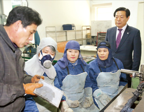 한국폴리텍대 울산캠퍼스 실험실에서 중장년 퇴직자들이 문성훈 산업설비자동화학과 교수(왼쪽)로부터 교육을 받고 있다. 오른쪽은 박광일 학장. 