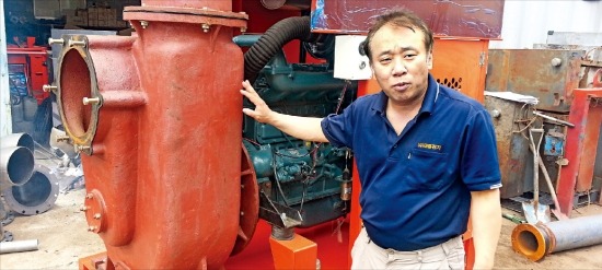 하명철 대흥전기 사장이 인도네시아에 수출할 펌프에 대해 설명하고 있다. 김용준 기자