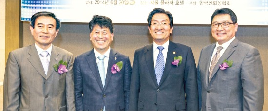 < 2회 한국신뢰성대상 시상식 > 한국신뢰성학회가 수여하는 제2회 신뢰성대상 수상자인 구자균 LS산전 부회장(오른쪽 끝)과 노영민 새정치민주연합 의원(두 번째), 서비스업부문 수상기업인 한국전력공사의 김병숙 본부장(왼쪽 끝)이 남경현 한국신뢰성학회장과 기념촬영하고 있다. 연합뉴스