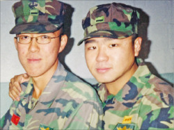과거 80㎏이었던 신성섭 감독의 해병대 시절 모습(오른쪽). 