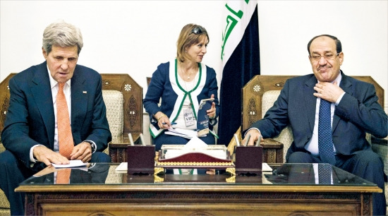 < 이라크 사태 해결 나선 케리 > 존 케리 미국 국무장관(왼쪽)이 23일 이라크 바그다드에 있는 총리공관에서 누리 알말리키 이라크 총리를 만나 이라크 사태 해결 방안을 논의하고 있다. 바그다드AP연합뉴스