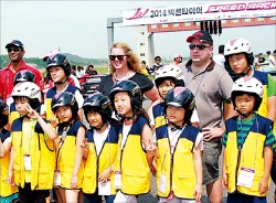 ‘넥센타이어 스피드레이싱 잉글리쉬 키즈투어’에 참가한 아이들이 기념사진을 찍고 있다.  