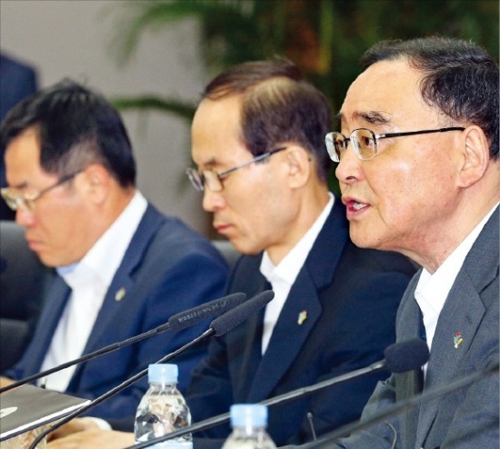 정홍원 국무총리(오른쪽)가 24일 정부세종청사에서 열린 국무회의에서 발언을 하고 있다. 연합뉴스