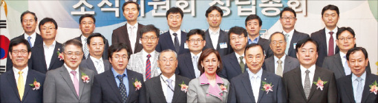 ‘2014 월드그린에너지포럼’ 조직위원회 창립 총회에 참석한 김준한 대구경북연구원장(앞줄 왼쪽부터), 송양훈 에너지경제연구원장, 장순흥 한동대 총장, 한필순 한국원자력연구원 고문, 이인선 경북도 정무부지사, 정근모 한국전력 고문, 김정기 위덕대 총장, 장래웅 경북테크노파크원장 등이 기념촬영하고 있다. 경북도 제공