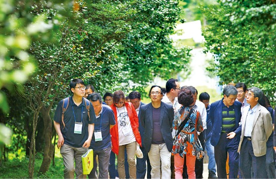 변추석 한국관광공사 사장(앞줄 네번째)이 일행과 함께 백련사로 가고 있다.