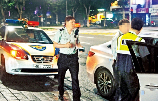 112 신고를 받고 출동한 서울 관악경찰서 신림지구대 소속 경찰관들이 지난 26일 0시40분께 사건 현장에 도착해 상황을 살피고 있다. 홍선표 기자