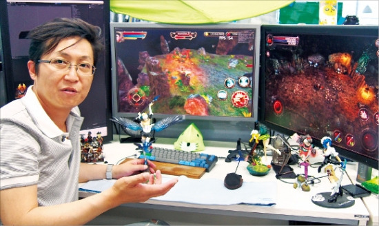 송충호 케이넷피 사장이 최근 내놓은 모바일 다중접속역할수행게임(MORPG) ‘영웅서기 온라인’의 개발 과정과 플레이 방법에 대해 설명하고 있다. 민지혜 기자