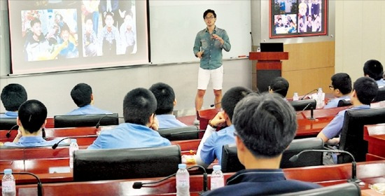 지난 25일 서울 역삼동 삼성SDS 멀티캠퍼스 사옥에서 전국 10개 소년원생 대표 30명이 이동진의 강연을 듣고 있다. 삼성SDS 제공