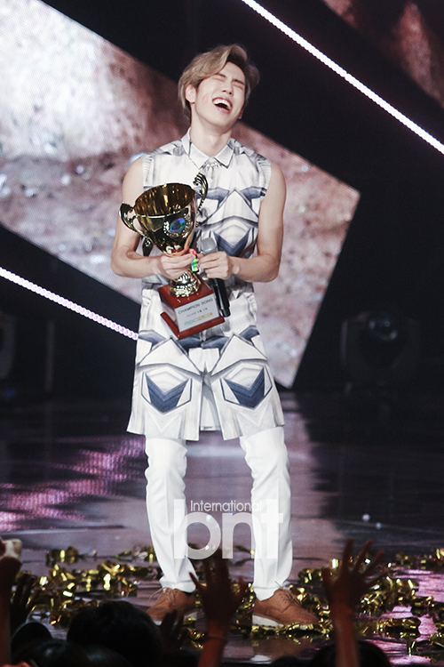 bnt포토 인피니트 동우 1위 트로피 너무 좋아요 | 한경닷컴 [bnt포토] 인피니트 동우 1위 트로피, 너무 좋아요