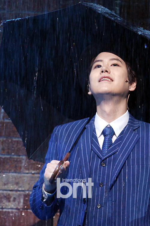 bnt포토 슈퍼주니어 규현 우산 속에서도 화사해 | 한경닷컴 [bnt포토] 슈퍼주니어 규현, 우산 속에서도 화사해~