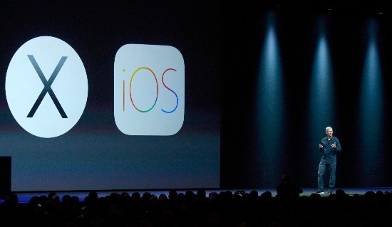 한국시간으로 3일 오전 2시 WWDC에서 새 모바일 운영체제 iOS8을 발표하는 팀 쿡 애플 CEO. AP연합뉴스