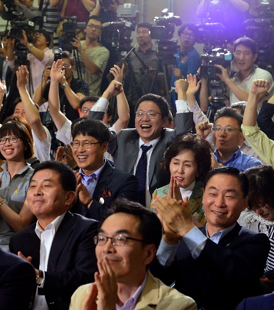 출구조사에  박수치는  박원순 후보 캠프. 연합뉴스