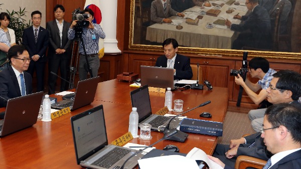 이주열 한국은행 총재가 12일 오전 서울 소공동 한국은행 본관 회의실에서 열린 금융통화위원회에서 발언하고 있다/연합뉴스