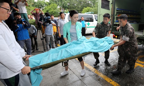 육군이 지난 23일 자살시도 직후 강릉 아산병원으로 후송한 임모 병장은 군이 내세운 가짜였던 것으로 밝혀졌다. 군은 이날 응급상황이라는 이유로 멀쩡한 병사에게 모포를 덮어 임 병장 행세를 하게 했고 가짜 임 병장 도착 전부터 포토라인을 설치하고 응급차량이 멈추는 위치까지 정해 기자들에게 알려준 것으로 나타났다. 군은 사건 하루 뒤인 24일 "당시 병원에 취재진이 너무 많아 응급조치를 취할 수 없는 상황이라고 판단돼 그렇게 했디"고 해명했지만 군 스스로 만든 포토라인으로 취재현장이 철저하게 통제돼 설득력 없는 변명이라는 비판을 받게 됐다. 지난 23일 강릉 아산병원 가짜 임모 병장 이송 모습. 연합뉴스