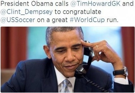 미국 현지시간으로 3일, 버락 오바마 대통령이 축구 국가대표팀의 팀 하워드, 클린트 뎀프시에게 축하 전화를 하는 모습. 사진=백악관 공식 트위터 캡처