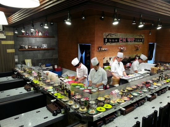 스시야마는 수제 회전초밥 전문점으로 기계식 회전초밥 전문점에 비해 요리사가 많은 것이 특징이다.