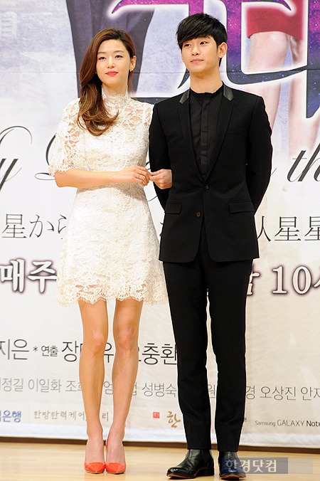 지난해 12월, SBS '별에서 온 그대' 제작발표회 당시 주연 배우 전지현과 김수현의 모습. 사진 변성현 기자