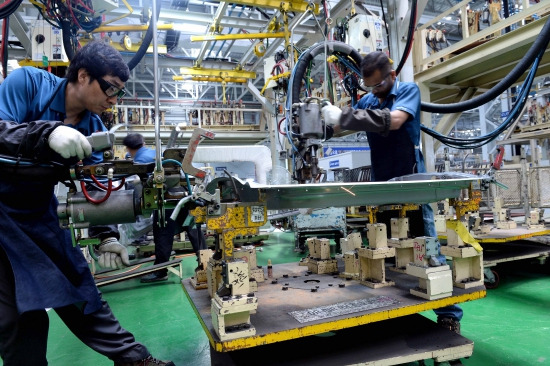 ▲현대파텍스 작업장에서 근로자들이 단종 모델의 철판 부품을 작업하고 있는 모습. (사진/현대모비스 제공) 