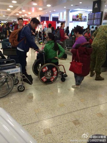 휠체어 탄 탕웨이, 김태용 감독과 호주공항에서…
