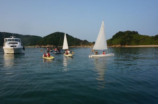 학생들이 요트를 타고 경기 제부도 인근 섬에 도착해 다양한 해양 체험을 하고 있다.
